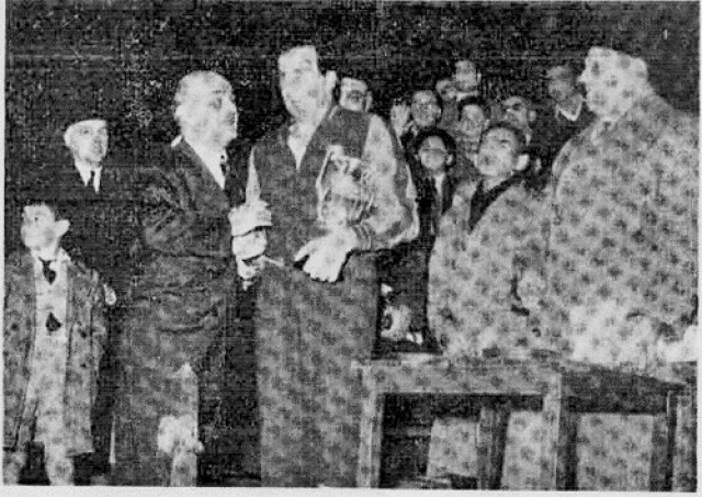 Cesare Rubini, capitano e allenatore della Borletti, riceve la Coppa  